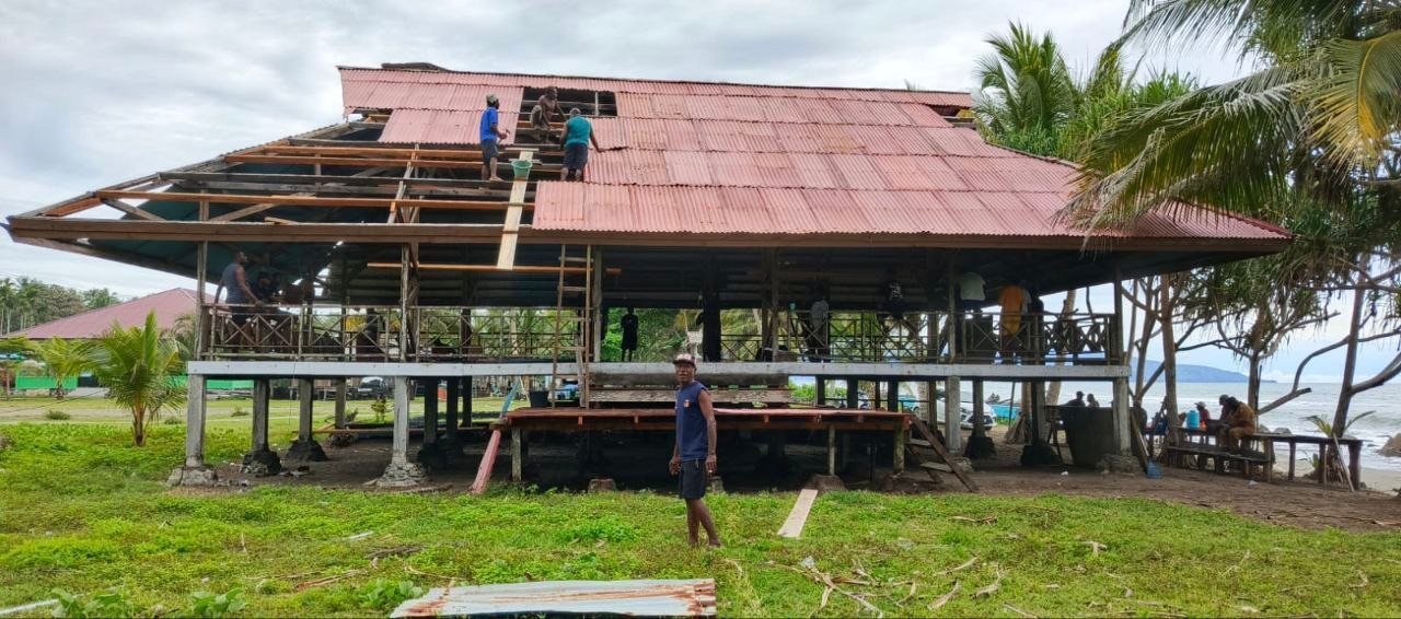 Kegiatan Perehapan Rumah Adat Tangva